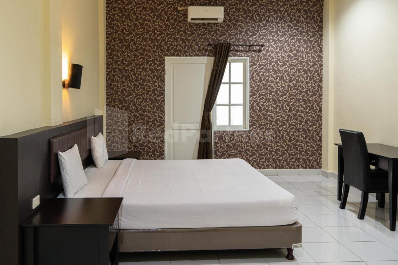 Hotel Carolina Transit Medan Exterior foto