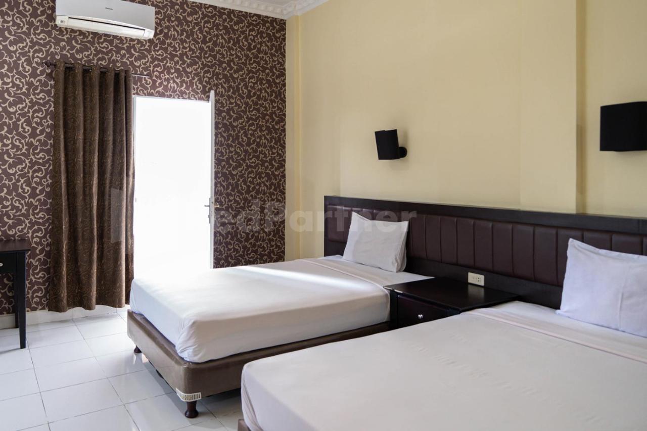 Hotel Carolina Transit Medan Exterior foto