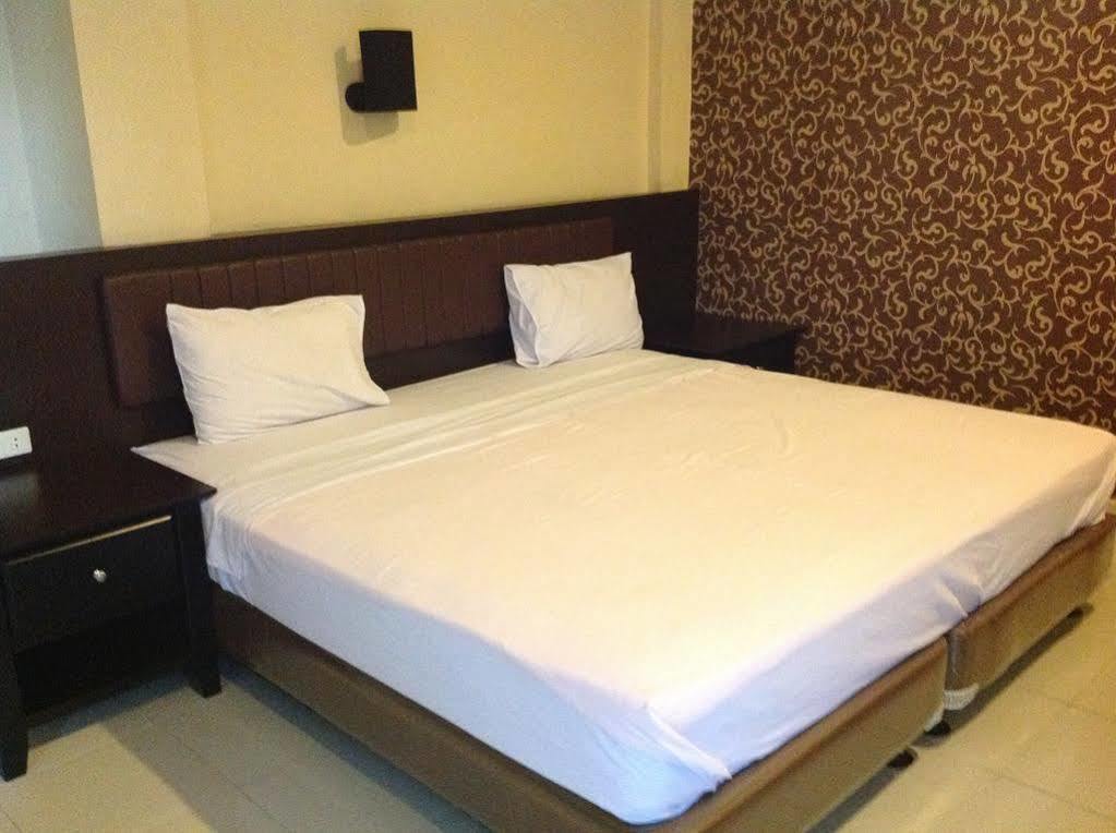 Hotel Carolina Transit Medan Exterior foto